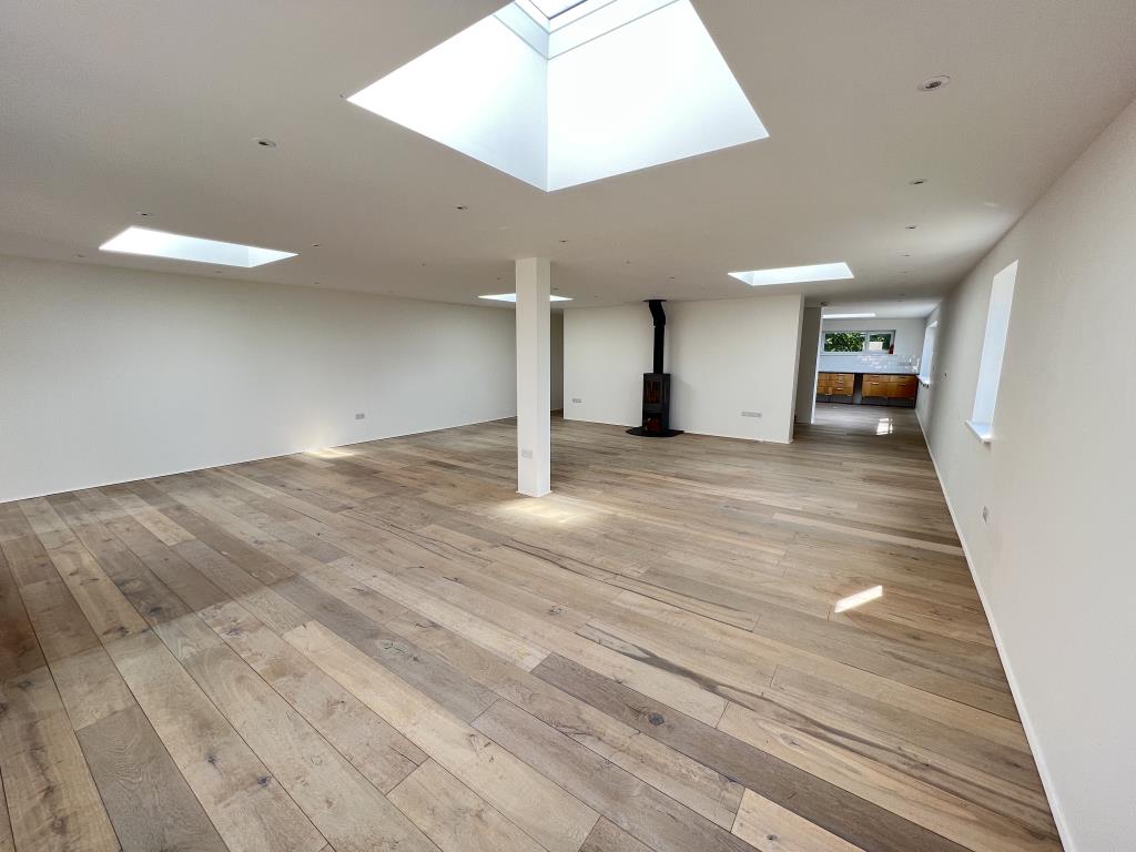 Lot: 125 - DETACHED HOUSE WITH VIEWS ACROSS MOUNT'S BAY AND ST MICHAEL'S MOUNT - Living room